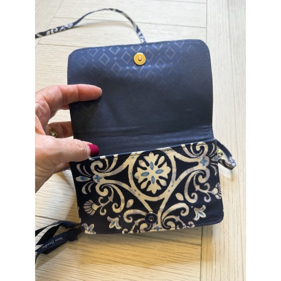Vera Bradley Steel Blue Meddallion Lighten Up RFID 3-in-1 Adjustable Crossbody‎ - Picture 6 of 10